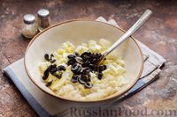 Фото приготовления рецепта: Салат с тунцом, рисом, маслинами и яйцами - шаг №9