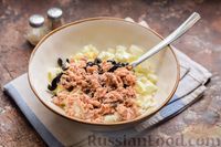 Фото приготовления рецепта: Салат с тунцом, рисом, маслинами и яйцами - шаг №11
