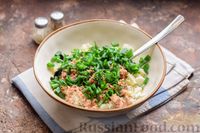 Фото приготовления рецепта: Салат с тунцом, рисом, маслинами и яйцами - шаг №12