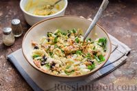 Фото приготовления рецепта: Салат с тунцом, рисом, маслинами и яйцами - шаг №14