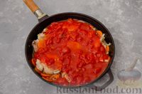 Фото приготовления рецепта: Куриные бёдрышки, тушенные в томатно-сметанном соусе - шаг №7