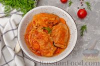 Фото приготовления рецепта: Куриные бёдрышки, тушенные в томатно-сметанном соусе - шаг №10
