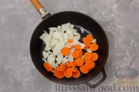 Фото приготовления рецепта: Куриные бёдрышки, тушенные в томатно-сметанном соусе - шаг №5
