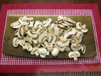 Фото приготовления рецепта: Жареная картошка с грибами и сметаной - шаг №2