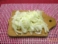 Фото приготовления рецепта: Жареная картошка с грибами и сметаной - шаг №5