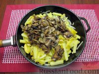 Фото приготовления рецепта: Жареная картошка с грибами и сметаной - шаг №10