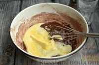 Фото приготовления рецепта: Яблочно-шоколадный пирог с ганашем - шаг №4
