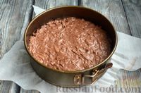 Фото приготовления рецепта: Яблочно-шоколадный пирог с ганашем - шаг №7