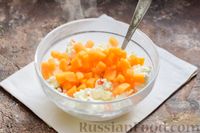 Фото приготовления рецепта: Слоёный салат со свёклой, морковью, сыром, сухофруктами и орехами - шаг №8