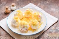Фото приготовления рецепта: Закусочные сырные шарики с красной рыбой - шаг №9