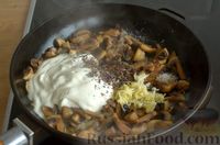 Фото приготовления рецепта: Макароны, запечённые с грибами в сметанно-чесночном соусе и сыром - шаг №7
