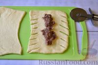 Фото приготовления рецепта: Дрожжевые пирожки-плетёнки с мясным фаршем - шаг №11