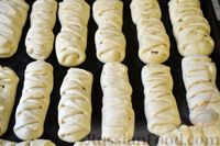 Фото приготовления рецепта: Дрожжевые пирожки-плетёнки с мясным фаршем - шаг №15