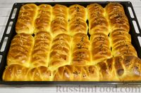 Фото приготовления рецепта: Дрожжевые пирожки-плетёнки с мясным фаршем - шаг №19