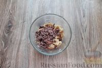 Фото приготовления рецепта: Быстрое печенье с шоколадной крошкой (в микроволновке) - шаг №6