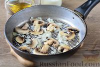 Фото приготовления рецепта: Омлет с грибами и куриной печенью (в духовке) - шаг №4
