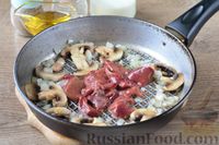 Фото приготовления рецепта: Омлет с грибами и куриной печенью (в духовке) - шаг №5