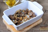 Фото приготовления рецепта: Омлет с грибами и куриной печенью (в духовке) - шаг №9