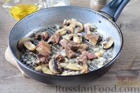Фото приготовления рецепта: Омлет с грибами и куриной печенью (в духовке) - шаг №6