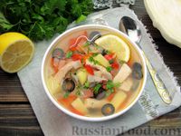 Фото к рецепту: Куриный суп с капустой, сладким перцем и маслинами