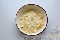 Фото приготовления рецепта: Пирог на молоке, с хурмой и штрейзелем - шаг №4