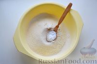 Фото приготовления рецепта: Пирог на молоке, с хурмой и штрейзелем - шаг №5