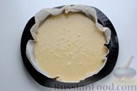 Фото приготовления рецепта: Пирог на молоке, с хурмой и штрейзелем - шаг №13