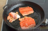 Фото приготовления рецепта: Фриттата с лососем и брюссельской капустой - шаг №3