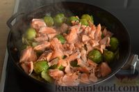 Фото приготовления рецепта: Фриттата с лососем и брюссельской капустой - шаг №8
