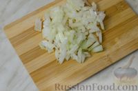 Фото приготовления рецепта: Слоёный салат с языком, шампиньонами, маринованными огурцами, морковью и сыром - шаг №4