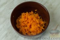 Фото приготовления рецепта: Слоёный салат с языком, шампиньонами, маринованными огурцами, морковью и сыром - шаг №11