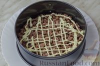 Фото приготовления рецепта: Слоёный салат с языком, шампиньонами, маринованными огурцами, морковью и сыром - шаг №16
