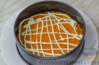 Фото приготовления рецепта: Слоёный салат с языком, шампиньонами, маринованными огурцами, морковью и сыром - шаг №18
