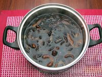 Фото приготовления рецепта: Щи из квашеной капусты с беконом, грибами и томатной пастой - шаг №3