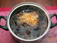 Фото приготовления рецепта: Щи из квашеной капусты с беконом, грибами и томатной пастой - шаг №4