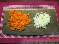 Фото приготовления рецепта: Щи из квашеной капусты с беконом, грибами и томатной пастой - шаг №6