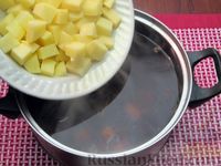 Фото приготовления рецепта: Щи из квашеной капусты с беконом, грибами и томатной пастой - шаг №10
