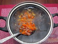 Фото приготовления рецепта: Щи из квашеной капусты с беконом, грибами и томатной пастой - шаг №11