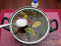 Фото приготовления рецепта: Щи из квашеной капусты с беконом, грибами и томатной пастой - шаг №13