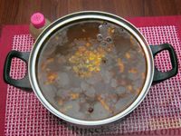 Фото приготовления рецепта: Щи из квашеной капусты с беконом, грибами и томатной пастой - шаг №15