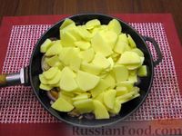Фото приготовления рецепта: Курица, запечённая с картошкой, капустой и сладким перцем - шаг №15