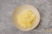 Фото приготовления рецепта: Пирог "Ель" из слоёного теста, с томатным соусом и сыром - шаг №7