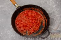 Фото приготовления рецепта: Пирог "Ель" из слоёного теста, с томатным соусом и сыром - шаг №5