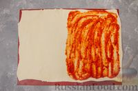 Фото приготовления рецепта: Пирог "Ель" из слоёного теста, с томатным соусом и сыром - шаг №9