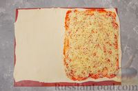 Фото приготовления рецепта: Пирог "Ель" из слоёного теста, с томатным соусом и сыром - шаг №10