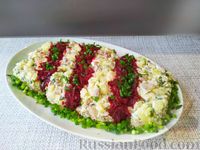 Фото к рецепту: Полосатый салат с сельдью и свёклой