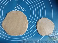 Фото приготовления рецепта: Закрытые песочные мини-пироги с грибами и фасолью - шаг №12