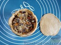 Фото приготовления рецепта: Закрытые песочные мини-пироги с грибами и фасолью - шаг №13