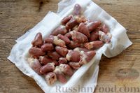 Фото приготовления рецепта: Острые куриные сердечки, тушенные в сливках - шаг №2