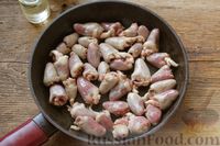Фото приготовления рецепта: Острые куриные сердечки, тушенные в сливках - шаг №3